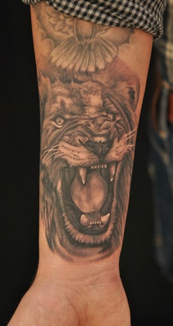 Angry Lion Tattoo Design Picture